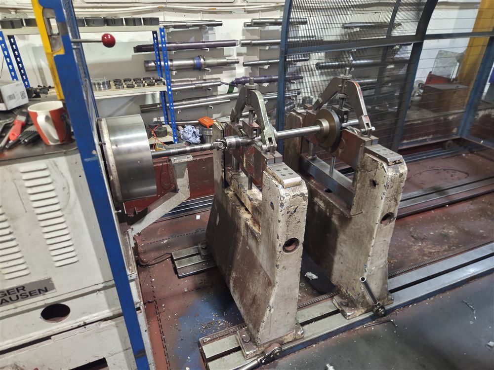 A dynamic balancing machine with a rotor supported across its two pedestals.